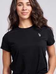 أسود - من U.S. Polo Assn. تيشرت من القطن بنسبة 100% بياقة بحافة مستديرة وبشعار خيّال مزدوج للنساء - صورة 4 من 6