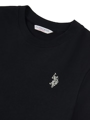 أسود - من U.S. Polo Assn. تيشرت من القطن بنسبة 100% بياقة بحافة مستديرة وبشعار خيّال مزدوج للنساء - صورة 6 من 6