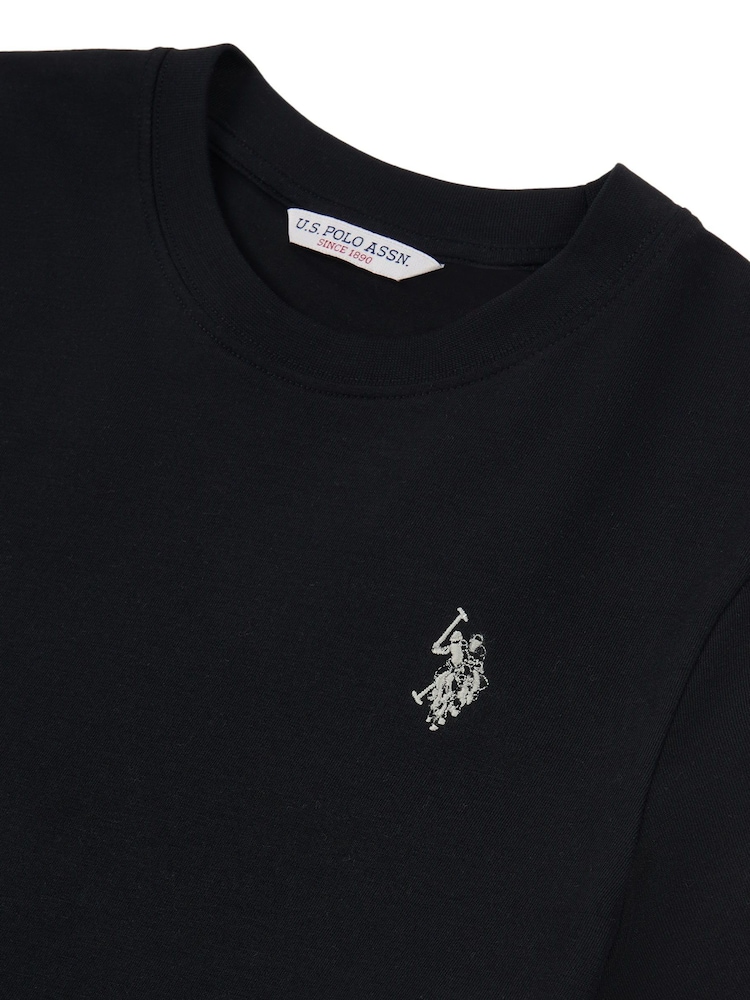 أسود - من U.S. Polo Assn. تيشرت من القطن بنسبة 100% بياقة بحافة مستديرة وبشعار خيّال مزدوج للنساء - صورة 6 من 6