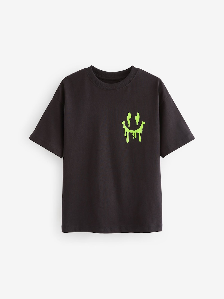 أسود Drippy بطبعة من الخلف - تي شيرت برسم كم قصير وقصّة مريحة ((3-16 عامًا) - صورة 1 من 3