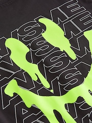 أسود Drippy بطبعة من الخلف - تي شيرت برسم كم قصير وقصّة مريحة ((3-16 عامًا) - صورة 3 من 3