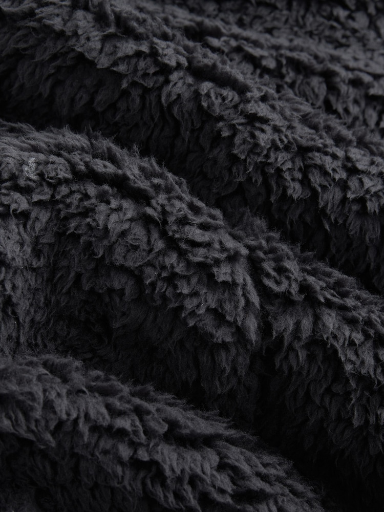 Schwarz - Teddyfell-Jacke mit halbem Reißverschluss - Bild 9 von 9 Schwarz - Teddyfell-Jacke mit halbem Reißverschluss - Bild 9 von 9