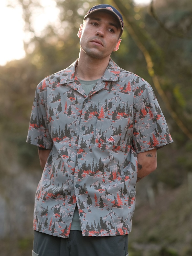 Sealskinz Grey Shingham Men's Short Sleeve Trail Shirt - Image 1 of 5 Sealskinz Grey Shingham Men's Short Sleeve Trail Shirt - Image 1 of 5