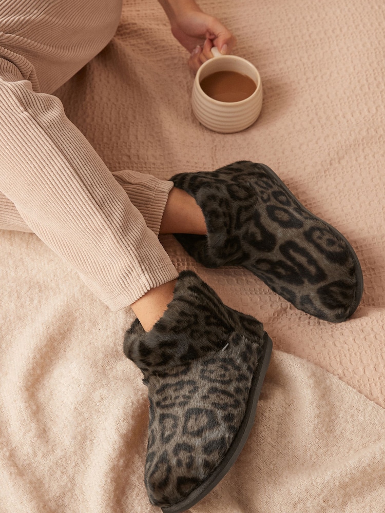 Animal - Print Stiefel-Hausschuhe aus Kunstpelz - Bild 1 von 7 Animal - Print Stiefel-Hausschuhe aus Kunstpelz - Bild 1 von 7
