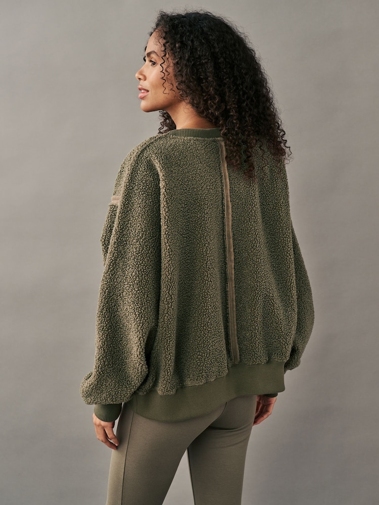 Olivgrün - Sweatshirt aus flauschigem Fleece mit Rundhalsausschnitt, unversäuberten Säumen und Nahtdetails - Bild 2 von 8 Olivgrün - Sweatshirt aus flauschigem Fleece mit Rundhalsausschnitt, unversäuberten Säumen und Nahtdetails - Bild 2 von 8