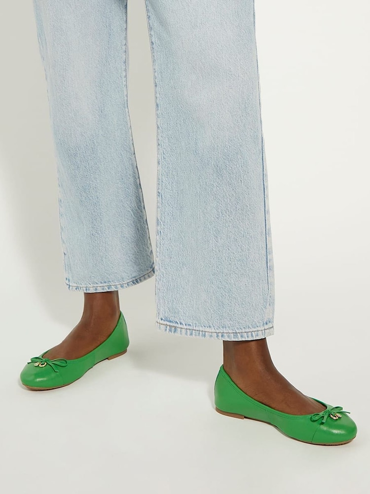 Grün - Dune London – Hallo – Ballerinas mit Anhängern und Besatz aus Leder - Bild 1 von 7 Grün - Dune London – Hallo – Ballerinas mit Anhängern und Besatz aus Leder - Bild 1 von 7