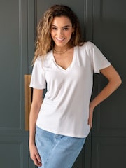 Blanco - Pour Moi Serena V-Neck Jersey T-Shirt with Viscose - Imagen 1 de 4