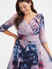 Синий пурпурный с разноцветным принтом - Scarlett & Jo Float Isabelle Curve Angel Sleeve Maxi Dress - Image 4 of 4