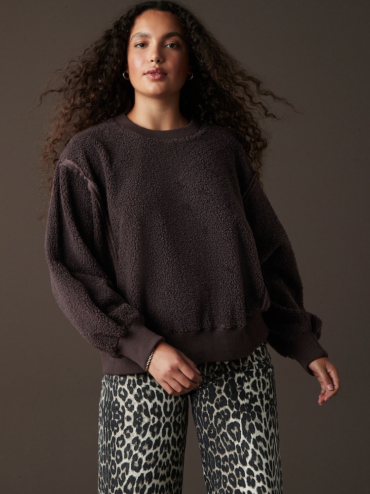 Schokoladenbraun - Sweatshirt aus flauschigem Fleece mit Rundhalsausschnitt, unversäuberten Säumen und Nahtdetails - Bild 2 von 7 Schokoladenbraun - Sweatshirt aus flauschigem Fleece mit Rundhalsausschnitt, unversäuberten Säumen und Nahtdetails - Bild 2 von 7