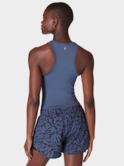 Синий с принтом - Sweaty Betty Athlete Crop Seamless Workout Vest - Image 2 of 7