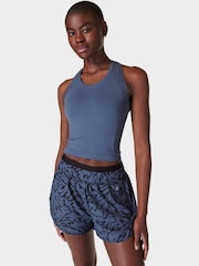 Синий с принтом - Sweaty Betty Athlete Crop Seamless Workout Vest - Image 3 of 7