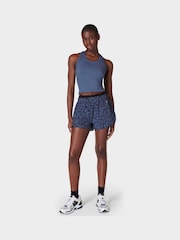 Синий с принтом - Sweaty Betty Athlete Crop Seamless Workout Vest - Image 4 of 7