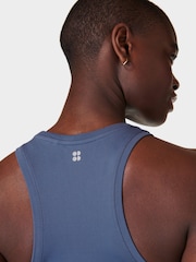 Синий с принтом - Sweaty Betty Athlete Crop Seamless Workout Vest - Image 6 of 7