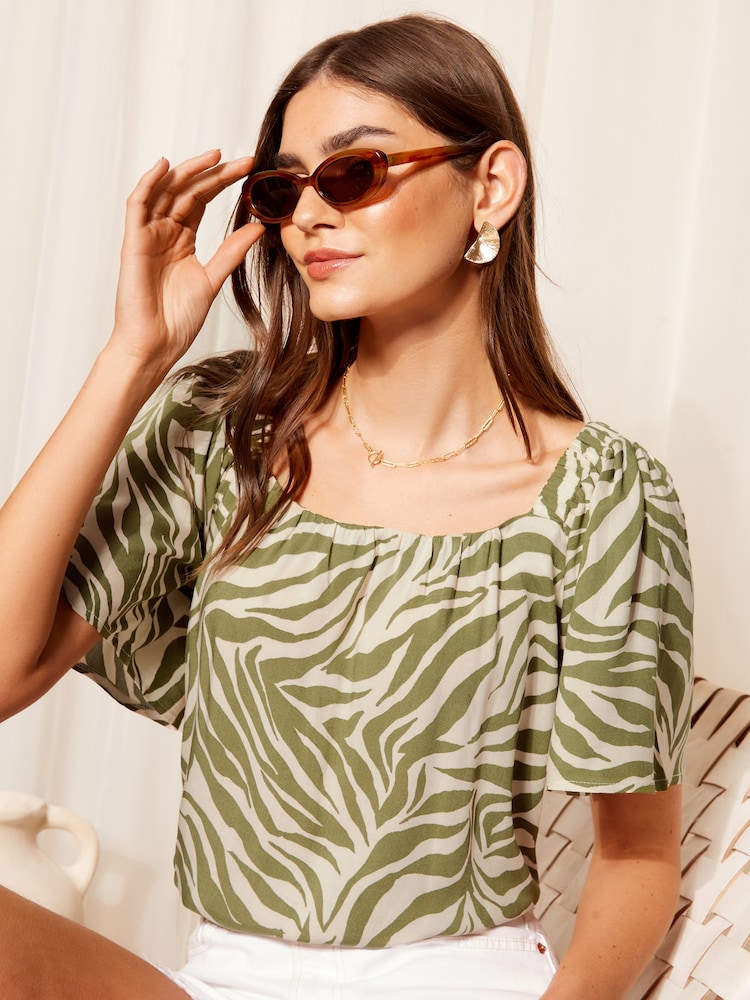Grün mit Zebramuster - Friends Like These Bluse mit Bardot-Ausschnitt und flatternden Ärmeln - Bild 1 von 4