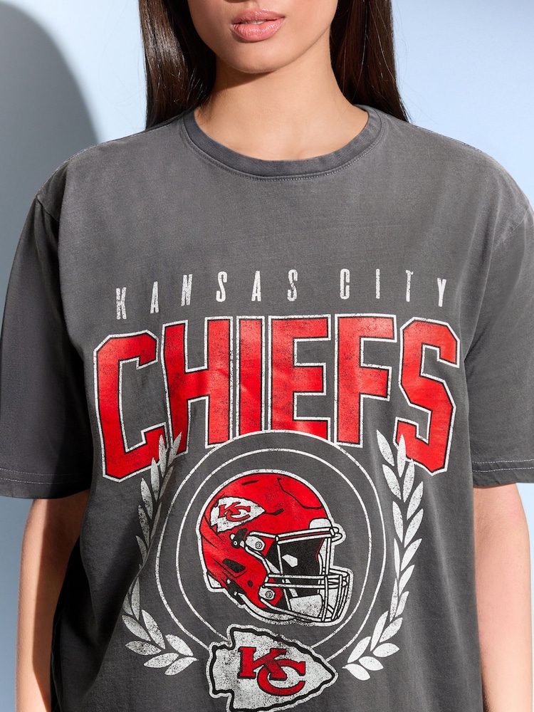 Kansas Relaxed Fit American License NFL 100% Cotton Graphic T-Shirt - Image 4 of 4