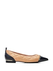 Creme - Moda in Pelle Edessa Pointed Toe Chain Trim Ballerinas - Bild 1 von 4
