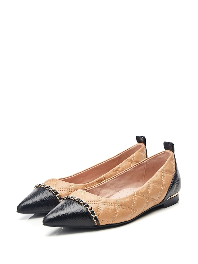 Creme - Moda in Pelle Edessa Pointed Toe Chain Trim Ballerinas - Bild 2 von 4 Creme - Moda in Pelle Edessa Pointed Toe Chain Trim Ballerinas - Bild 2 von 4