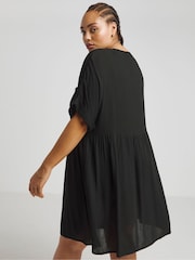 Simply Be Black Crinkle Button Through Smock Dress With Pockets - Image 3 of 4