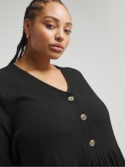 Simply Be Black Crinkle Button Through Smock Dress With Pockets - Image 4 of 4