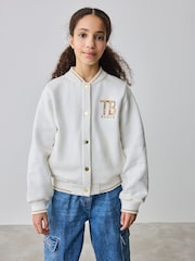 كريمي ـ سترة مُزيَّنة بطبعة Varsity من Baker By Ted Baker - صورة 1 من 11