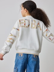 كريمي ـ سترة مُزيَّنة بطبعة Varsity من Baker By Ted Baker - صورة 2 من 11