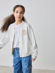 كريمي ـ سترة مُزيَّنة بطبعة Varsity من Baker By Ted Baker - صورة 3 من 11