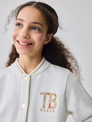 كريمي ـ سترة مُزيَّنة بطبعة Varsity من Baker By Ted Baker - صورة 5 من 11