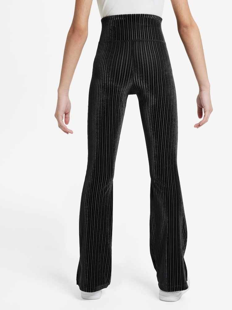 Nike Velour Leggings mit ausgestelltem Bein - Bild 2 von 3 Nike Velour Leggings mit ausgestelltem Bein - Bild 2 von 3