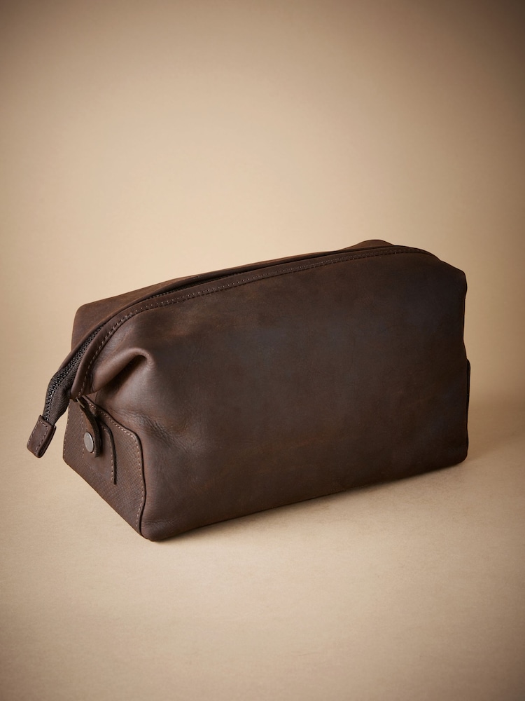 Brown Textured Oily Leather Washbag - Image 2 of 7