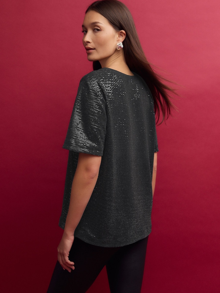 Schwarz - T-Shirt mit Pailletten - Bild 2 von 7 Schwarz - T-Shirt mit Pailletten - Bild 2 von 7