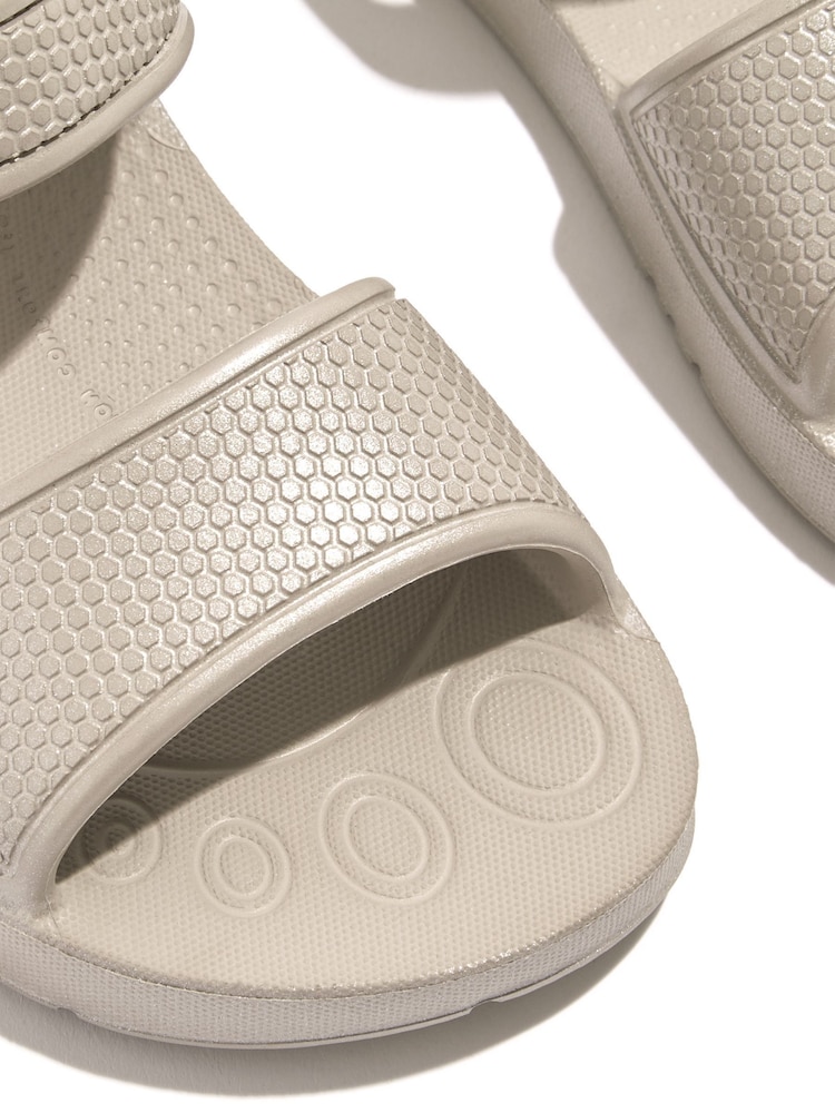 Fitflop Kids Kleinkinder Iqushion Ergonomische Sandalen, Silber schimmernd - Bild 4 von 4 Fitflop Kids Kleinkinder Iqushion Ergonomische Sandalen, Silber schimmernd - Bild 4 von 4