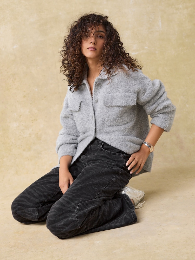 Grau - Bouclé-Strickjacke mit Knopfleiste und Kragen - Bild 1 von 7