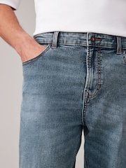 أزرق فاتح كلاسيكي - Regular Tapered Fit Classic Stretch Jeans - صورة 5 من 10