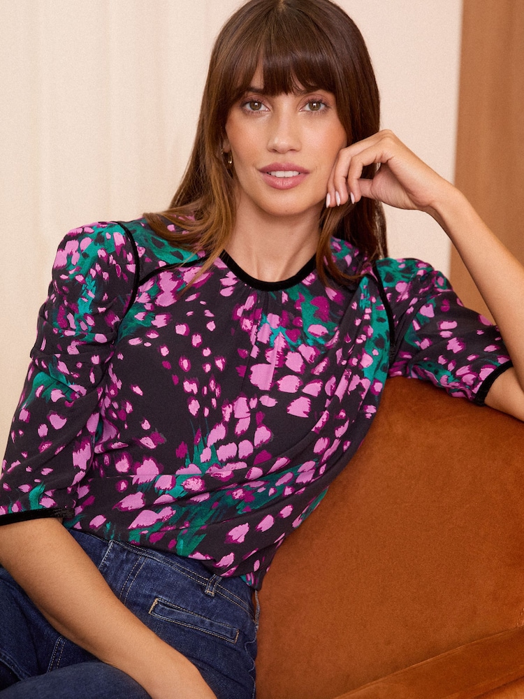 Love & Roses Black Printed Crew Neck Ruched 3/4 Sleeve Top - Image 1 of 4