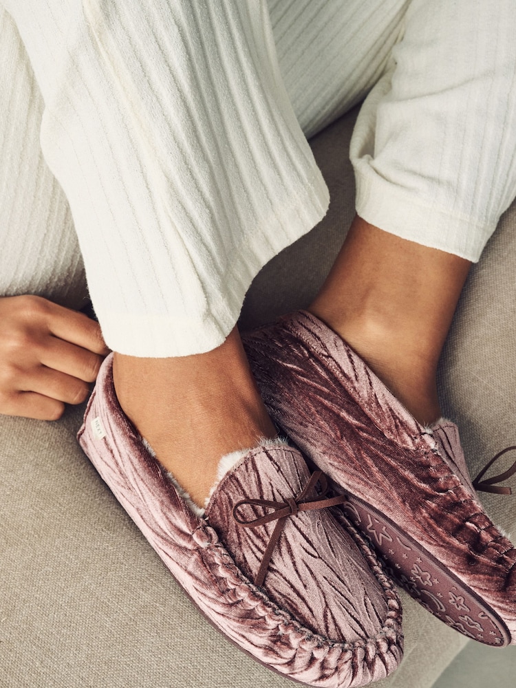 Dark Pink Jaquard Velvet Moccasin Faux Fur Lined Slippers - Image 2 of 7