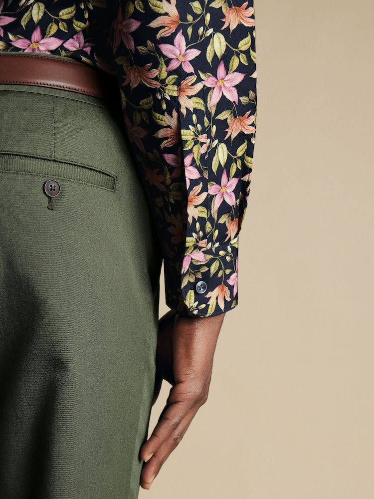 أزرق - قميص Liberty من القطن 100% بطبعة زهور تلبيس كلاسيكي من Charles Tyrwhitt - صورة 2 من 5 أزرق - قميص Liberty من القطن 100% بطبعة زهور تلبيس كلاسيكي من Charles Tyrwhitt - صورة 2 من 5