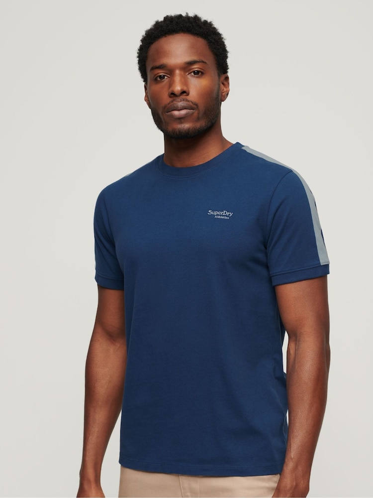 Blau - Superdry – Essential – Retro-T-Shirt mit Logo aus 100 % Baumwolle - Bild 1 von 3 Blau - Superdry – Essential – Retro-T-Shirt mit Logo aus 100 % Baumwolle - Bild 1 von 3