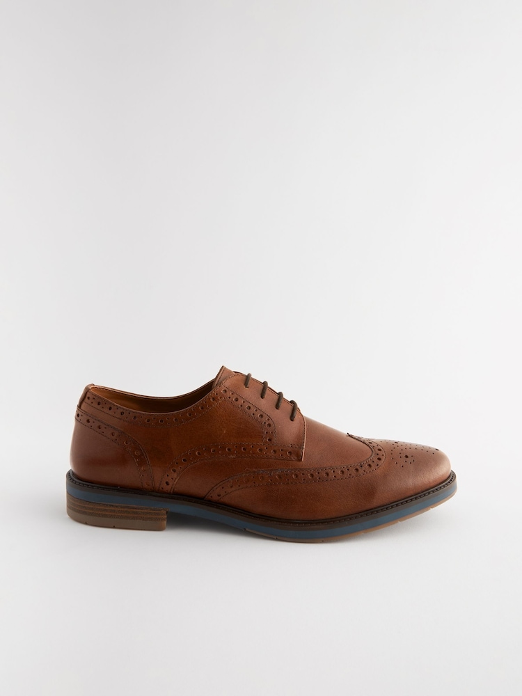 Rjava - Usnjeni gležnjar z luknjičastim vzorcem in vezalkami with Contrast Sole - Slika 2 iz 6 Rjava - Usnjeni gležnjar z luknjičastim vzorcem in vezalkami with Contrast Sole - Slika 2 iz 6