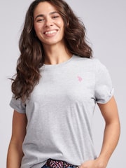 رمادي - من U.S. Polo Assn. تيشرت من القطن بنسبة 100% بياقة بحافة مستديرة وبشعار خيّال مزدوج للنساء - صورة 4 من 6