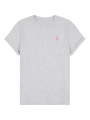 رمادي - من U.S. Polo Assn. تيشرت من القطن بنسبة 100% بياقة بحافة مستديرة وبشعار خيّال مزدوج للنساء - صورة 5 من 6