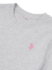 رمادي - من U.S. Polo Assn. تيشرت من القطن بنسبة 100% بياقة بحافة مستديرة وبشعار خيّال مزدوج للنساء - صورة 6 من 6