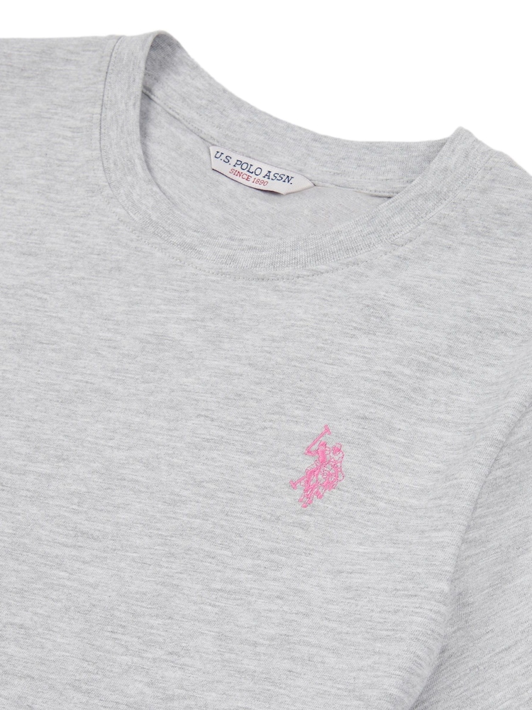 رمادي - من U.S. Polo Assn. تيشرت من القطن بنسبة 100% بياقة بحافة مستديرة وبشعار خيّال مزدوج للنساء - صورة 6 من 6