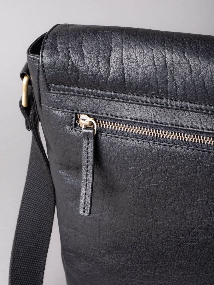 Zwart - Lakeland Leather Large Keswick Leather Messenger Bag - Image 6 of 7