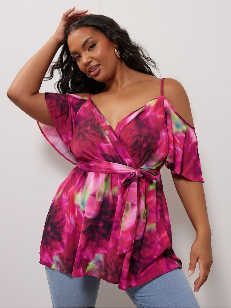 Rosa - Top con estampado floral azul marino con hombro descubierto Yours Curve de YOURS LONDON - Imagen 1 de 5 Rosa - Top con estampado floral azul marino con hombro descubierto Yours Curve de YOURS LONDON - Imagen 1 de 5