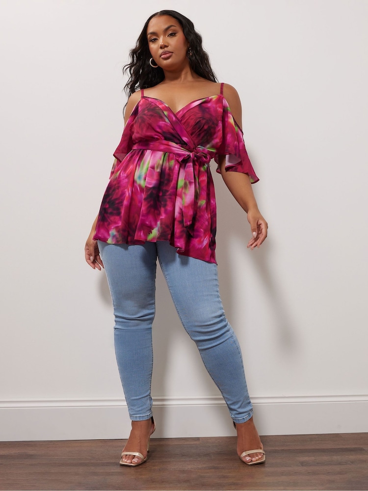 Rosa - Top con estampado floral azul marino con hombro descubierto Yours Curve de YOURS LONDON - Imagen 2 de 5 Rosa - Top con estampado floral azul marino con hombro descubierto Yours Curve de YOURS LONDON - Imagen 2 de 5