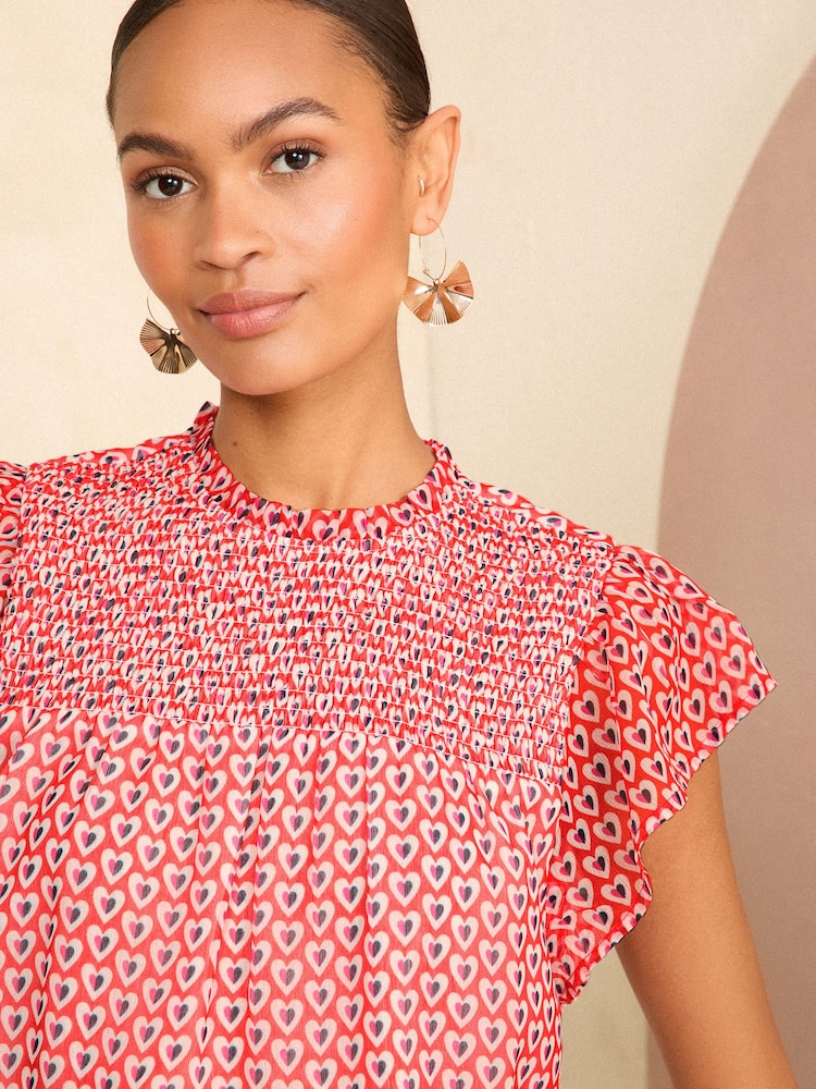 Love & Roses, Shell-Oberteil mit gesmokter Passe und Print - Bild 2 von 4 Love & Roses, Shell-Oberteil mit gesmokter Passe und Print - Bild 2 von 4