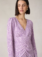 Ro&Zo Petite Purple Geo Print Ruched Front Midi Dress - Bild 3 von 5
