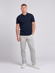 من U.S. Polo Assn. قميص بولو محبوك تلبيس قياسي للرجال - صورة 3 من 7