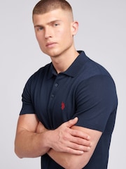 من U.S. Polo Assn. قميص بولو محبوك تلبيس قياسي للرجال - صورة 4 من 7