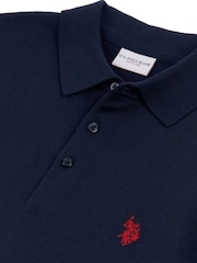 من U.S. Polo Assn. قميص بولو محبوك تلبيس قياسي للرجال - صورة 7 من 7